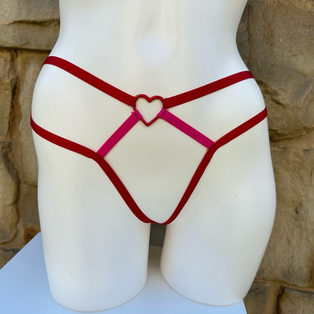 VICTORIA’S SECRET VERY SEXY  CROTCHLESS V-STRING SIZE MEDIUM